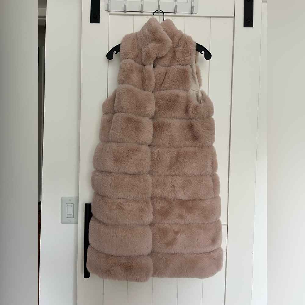 Elegant faux feather/ rabbit pink vest. Vintage